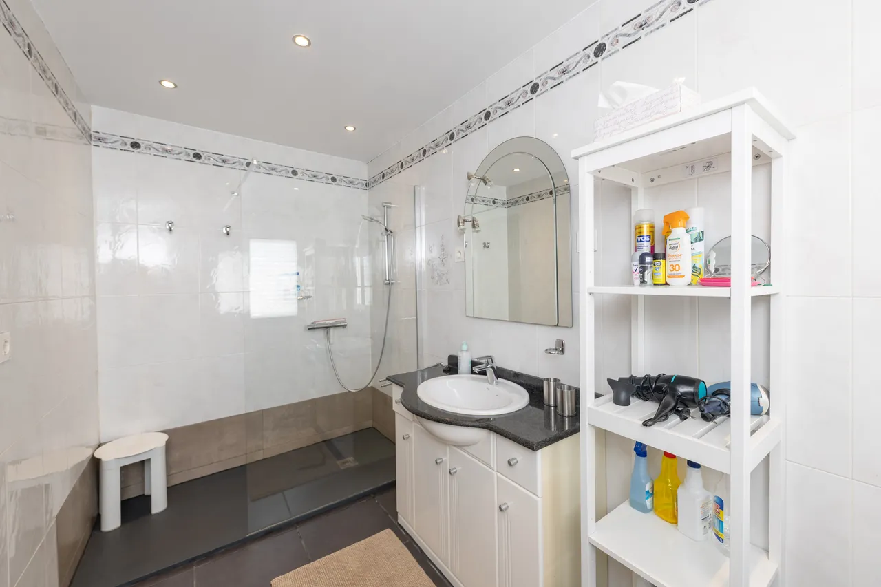 Badezimmer mit großer, ebenerdiger Dusche