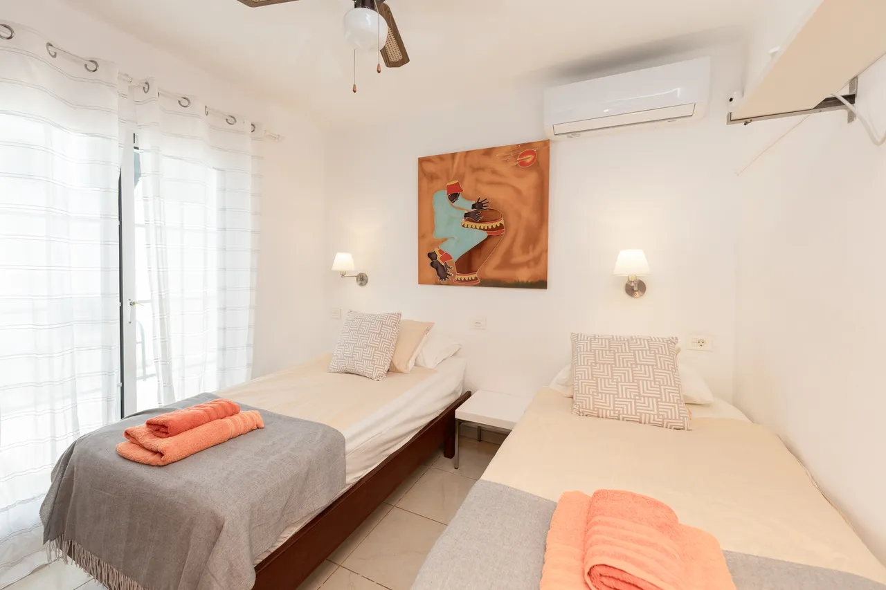 Schlafzimmer mit zwei Einzelbetten und Klimaanlage