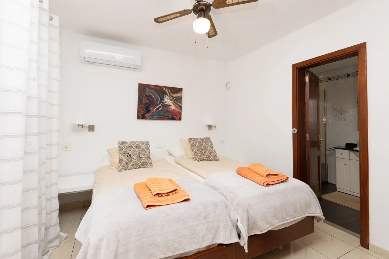 Schlafzimmer mit eigenem Bad und Klimaanlage