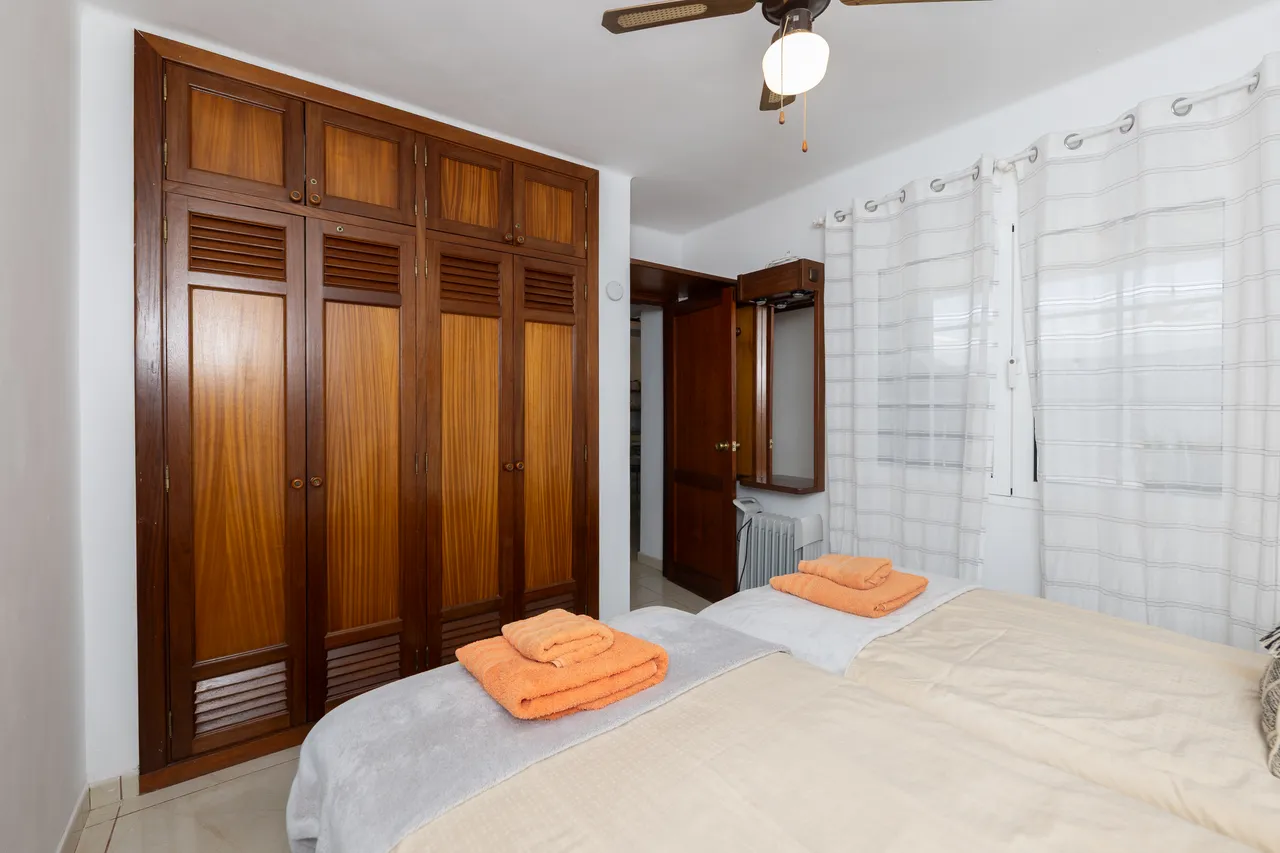 Schlafzimmer mit eingebautem Kleiderschrank