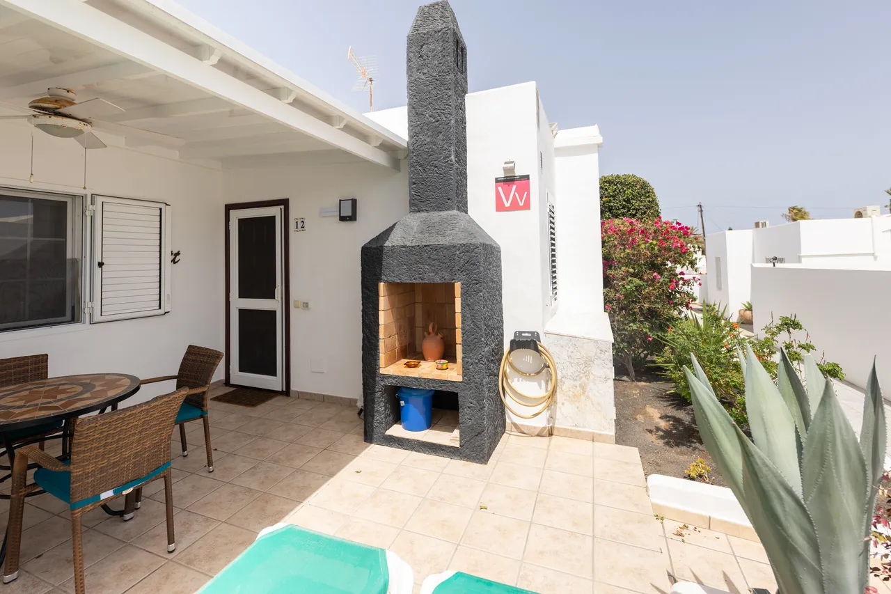 Private Terrasse mit Steingrill und Essbereich